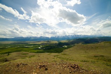Yemyeşil bulutlar ile dağları arasında güzel güneşli Vadisi