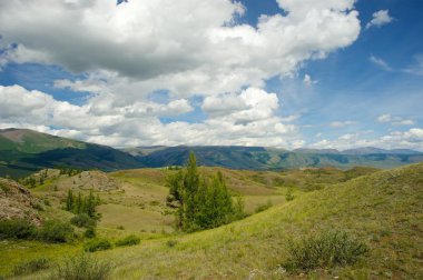 Yemyeşil bulutlar ile dağları arasında güzel güneşli Vadisi