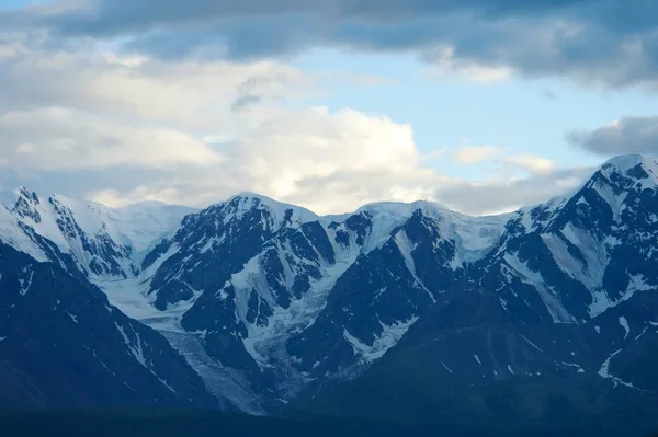 Kuzey Chuisky Ridge arka plan üzerinde ile Kurai alanda Altay Dağları. — Stok fotoğraf