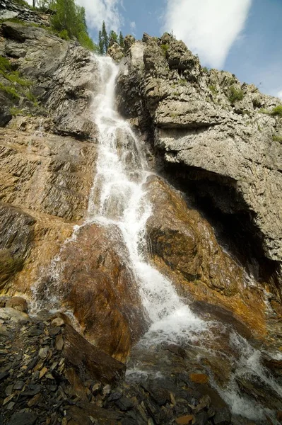 Alta cascada en las montañas Fotos De Stock