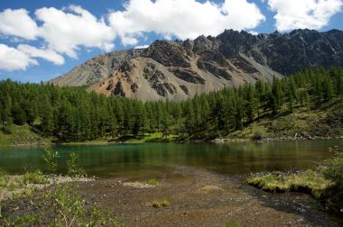 Yemyeşil bulutlar ile dağları arasında güzel güneşli Vadisi