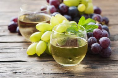 Ahşap masa beyaz üzüm suyu
