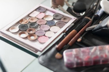 Makyaj ve fırçalar masada