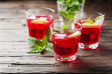 Aperatif campari, nane ve limon ile