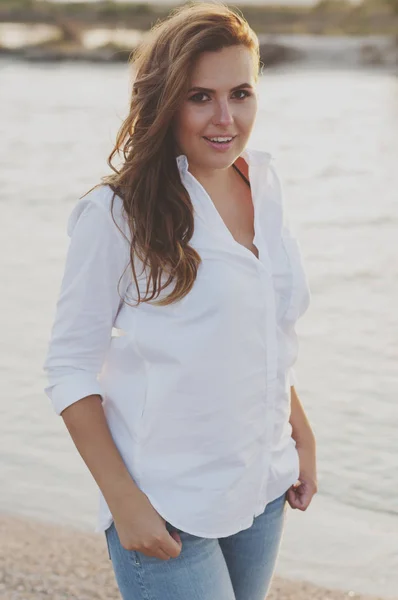 Mujer feliz en la playa — Foto de Stock