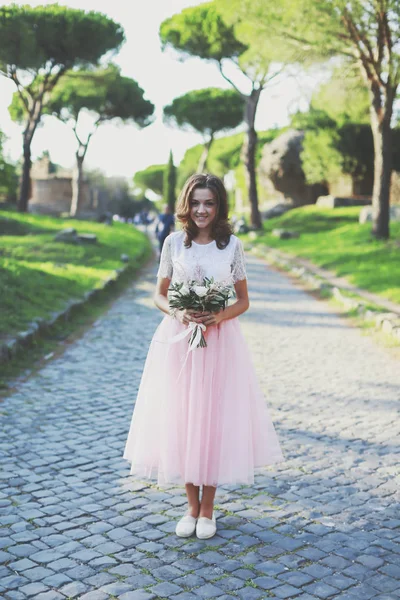 Braut im eleganten Kleid — Stockfoto