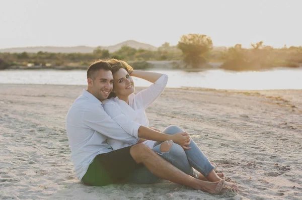 Couple heureux sur la plage — Photo