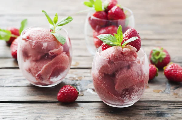 Sorbete con fresas frescas — Foto de Stock