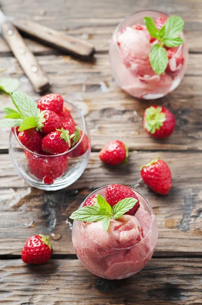 Sorbet s čerstvými jahodami — Stock fotografie