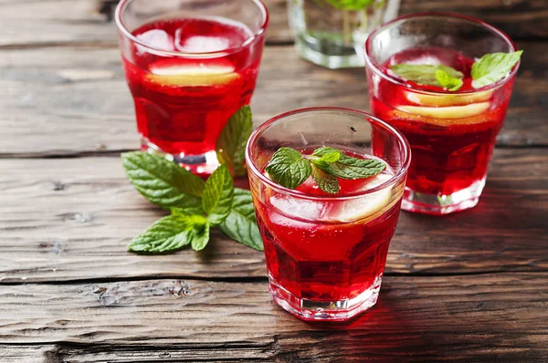 Aperatif campari, nane ve limon ile — Stok fotoğraf