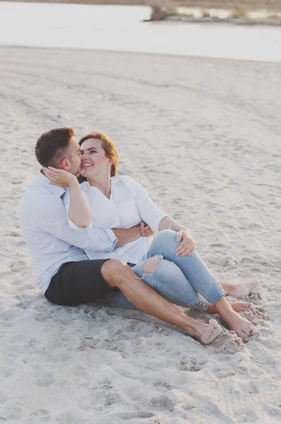 Pareja feliz joven —  Fotos de Stock