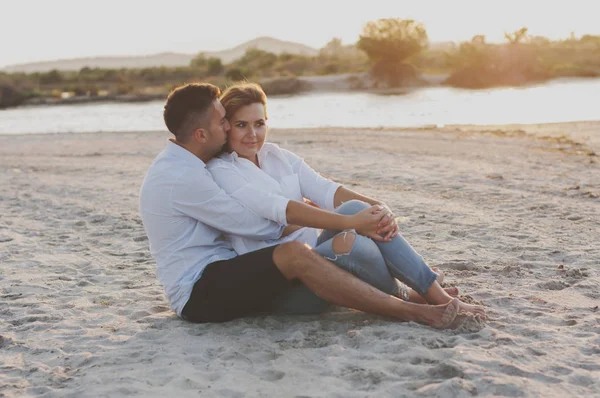 Couple heureux sur la plage — Photo