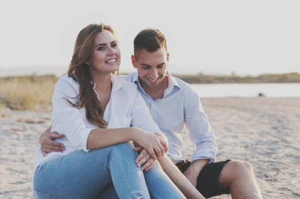 Couple heureux sur la plage — Photo