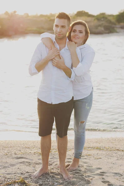 Couple heureux sur la plage — Photo