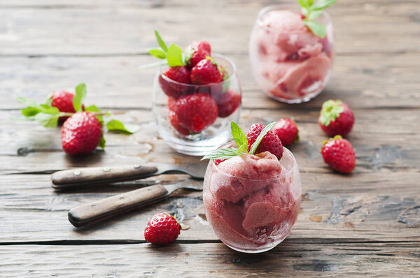 Sorbet with fresh strawberries