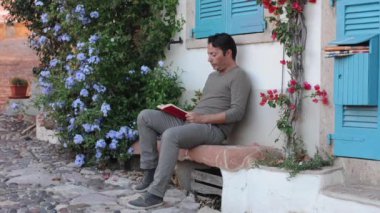 Adam kitap okuyor. 