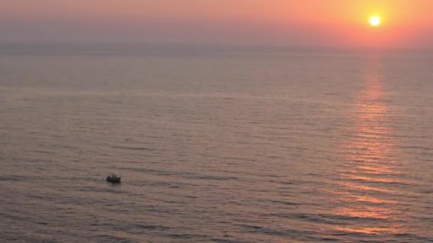 Łódka na zachodzie słońca — Wideo stockowe