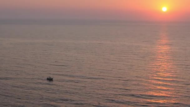 Barco pequeño al atardecer — Vídeo de stock