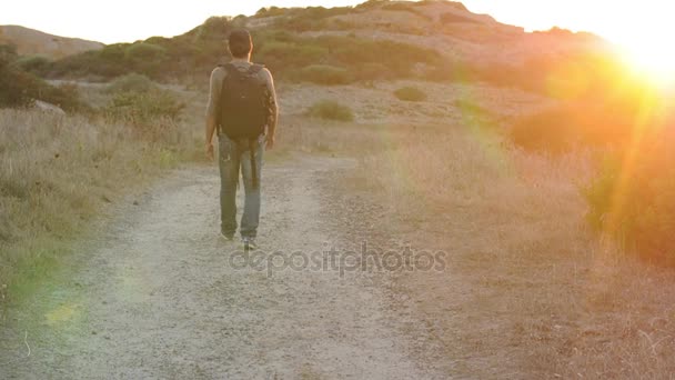 Man lopen buiten — Stockvideo