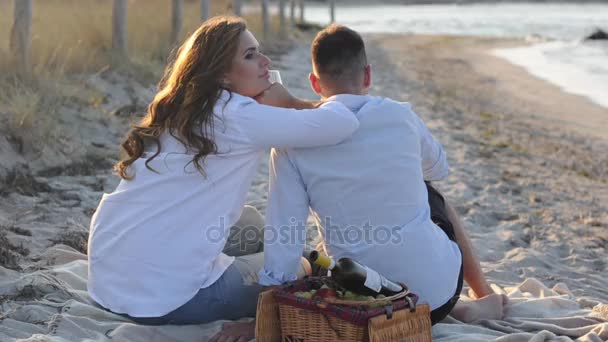 Счастливая пара на пляже — стоковое видео