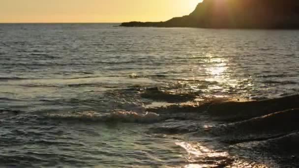 Mar y la luz del atardecer — Vídeo de stock