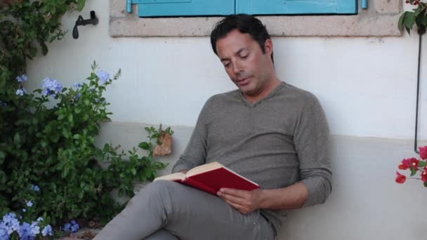 Muž čtení knih mimo — Stock video