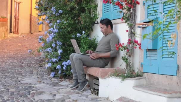 Hombre trabajando en el ordenador portátil — Vídeos de Stock