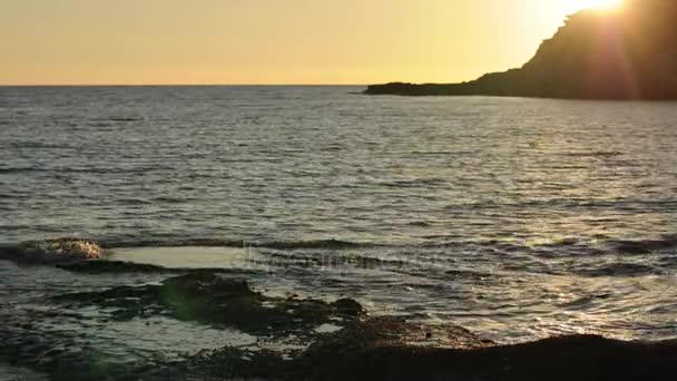 Mar y la luz del atardecer — Vídeo de stock