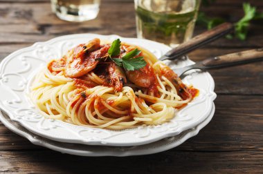 İtalyan spagetti karides ile
