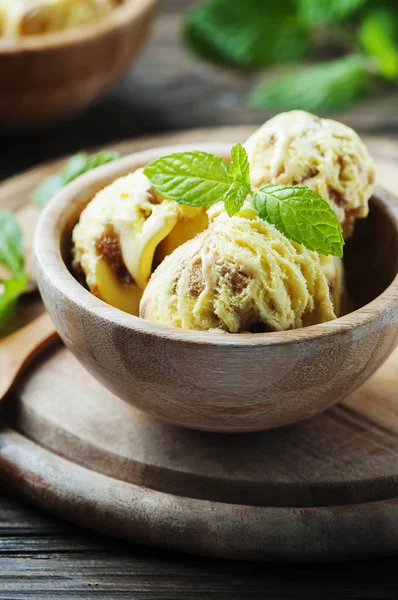 Søt iskrem med mynte – stockfoto