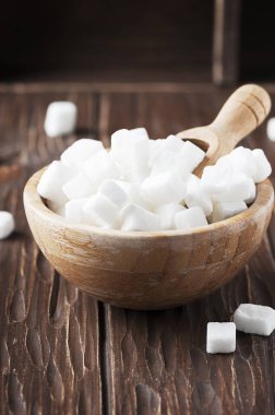 Beyaz şeker kabın içinde