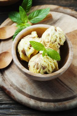 Nane ile tatlı dondurma