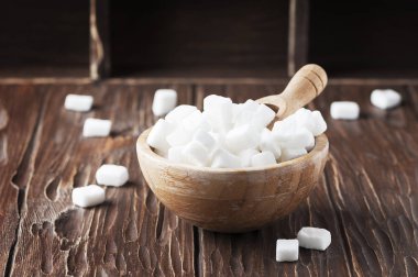 Beyaz şeker kabın içinde