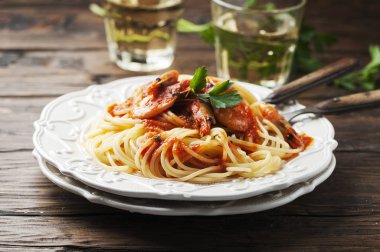 İtalyan spagetti karides ile