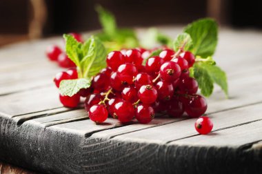 Kırmızı kuş üzümü ve nane 