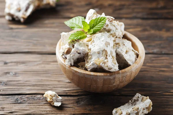 Turrón italiano con nueces —  Fotos de Stock