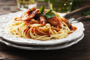 İtalyan spagetti karides ile