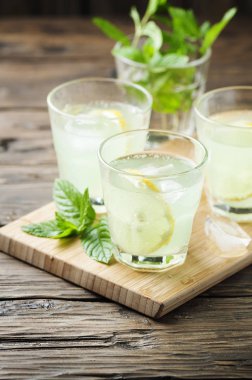 Kokteyller soda ve limon ile