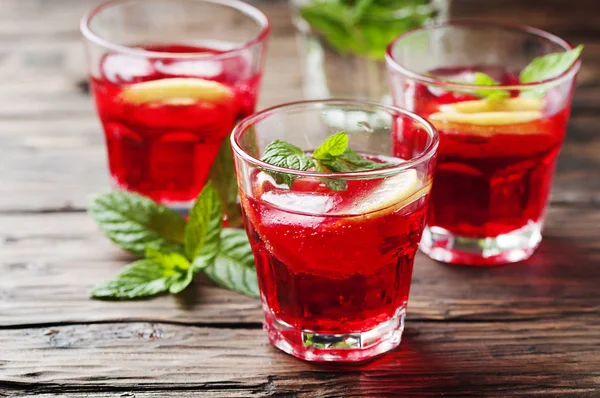 Aperitivo com campari, hortelã e limão — Fotografia de Stock