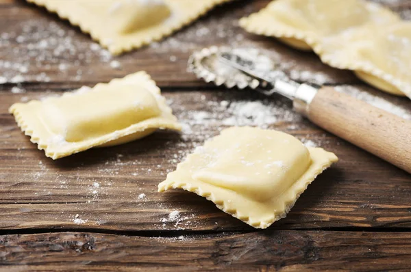 Ravioli não cozidos na mesa — Fotografia de Stock