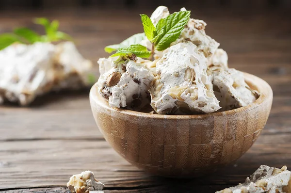 Turrón italiano con nueces —  Fotos de Stock