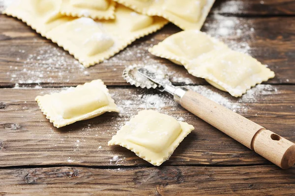 Okokt ravioli på bord — Stockfoto