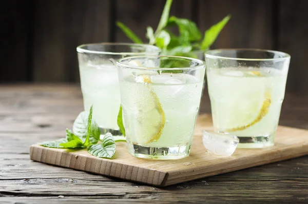 Kokteyller soda ve limon ile