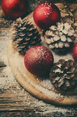 Noel koniler ve kırmızı topları 