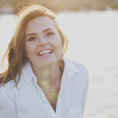 Güzel, mutlu kadın. 