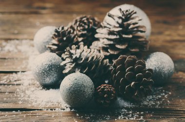 Beyaz toplar ve koniler 