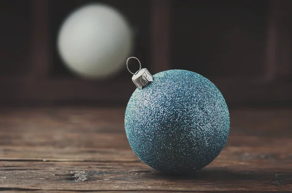 Bolas de Natal brancas e azuis — Fotografia de Stock