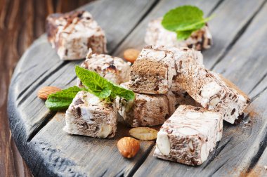 Nuga çikolata ve badem ile