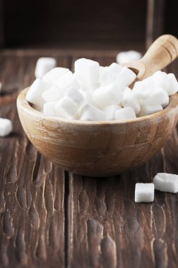 Beyaz şeker kabın içinde