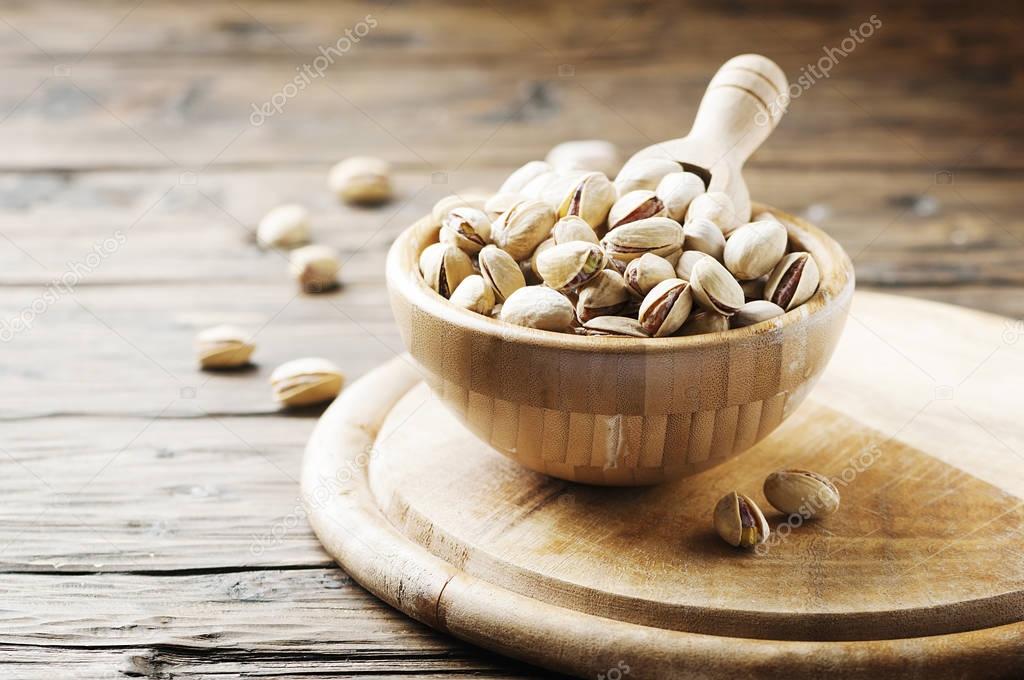 Salth pistachios in bowl